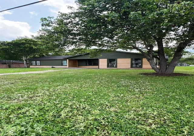 2nd image of 1604 Avenue P, Huntsville, TX 77340 | MLS# 70779408