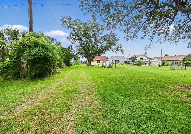 3rd image of 10518 Ocean Dr, Beach City, TX 77523 | MLS# 22050401