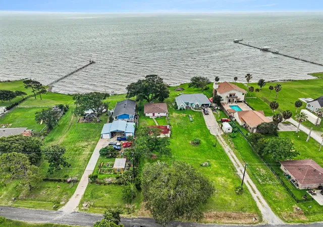 4th image of 10518 Ocean Dr, Beach City, TX 77523 | MLS# 22050401