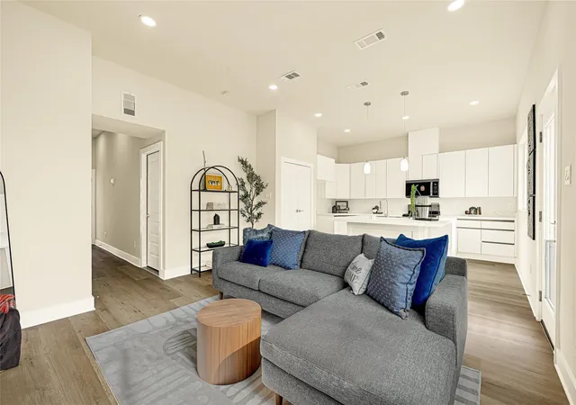5th image of 706 Savonna, Houston, TX 77076 | MLS# 98736739