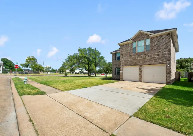 Photo 3 of Single family home for sale at 101 Cacao St, Lake Jackson, TX 77566 | MLS# 23248312 | Listing updated on 2026-09-21