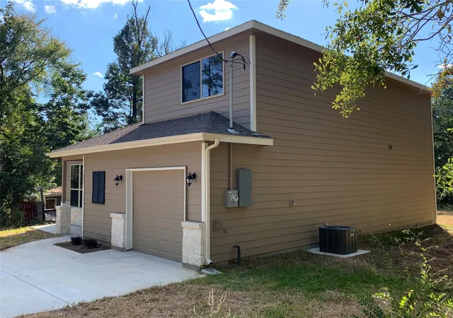 Photo 3 of Single family home for sale at 15671 Oak Dr, Montgomery, TX 77356 | MLS# 10333828 | Listing updated on 2026-06-22