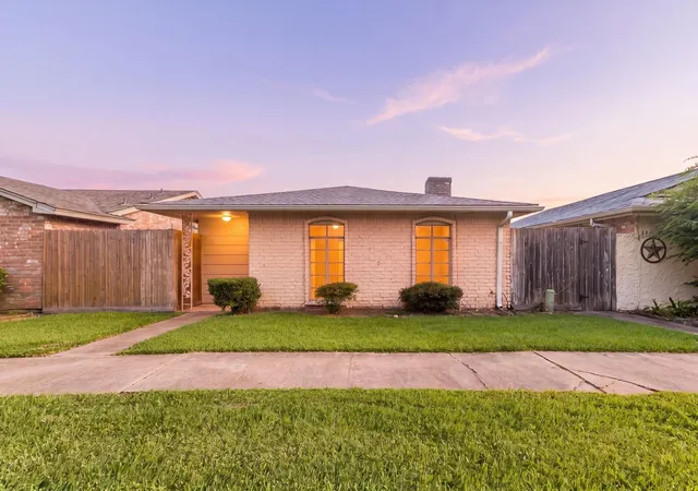 Photo 2 of Townhouse for sale at 13141 High Star Dr, Houston, TX 77072 | MLS# 54738403 | Listing updated on 2026-09-08