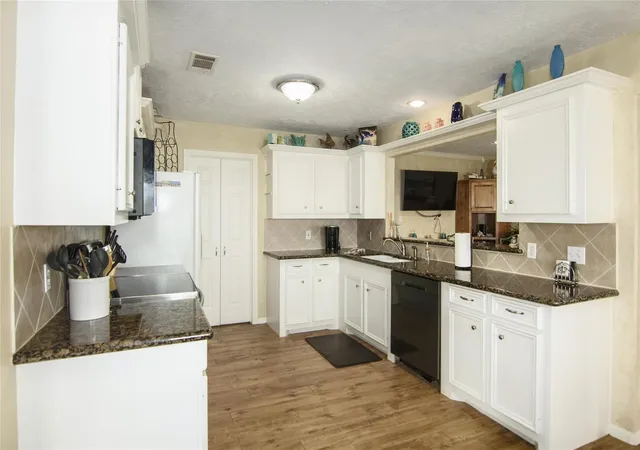 Photo 3 of Single family home for sale at 3933 Biscayne Beach Rd, Port Bolivar, TX 77650 | MLS# 41675523 | Listing updated on 2025-12-27