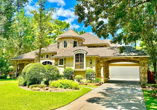Photo 2 of Single family home for sale at 107 E Mirror Ridge Cir, The Woodlands, TX 77382 | MLS# 63102738 | Listing updated on 2026-09-13