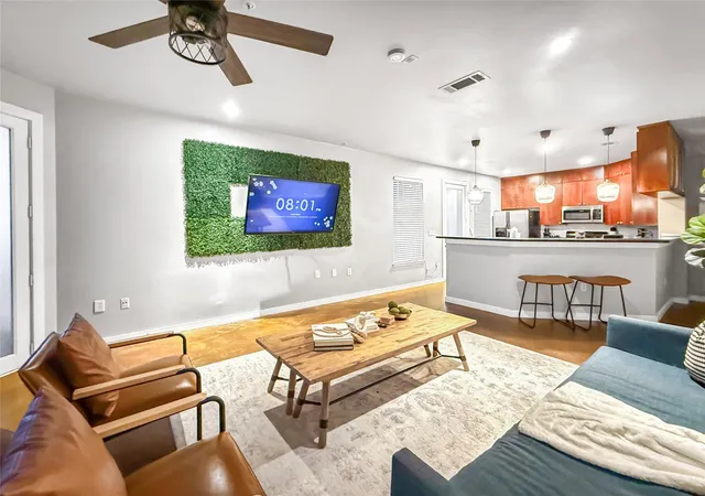 4th image of 2216 Chenevert St, Houston, TX 77003