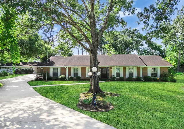 1st image of 207 Shady Nook Ln, Friendswood, TX 77546 | MLS# 9349534