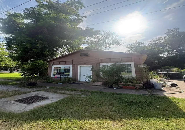 1st image of 213 S Hill St, Alvin, TX 77511 | MLS# 60988185