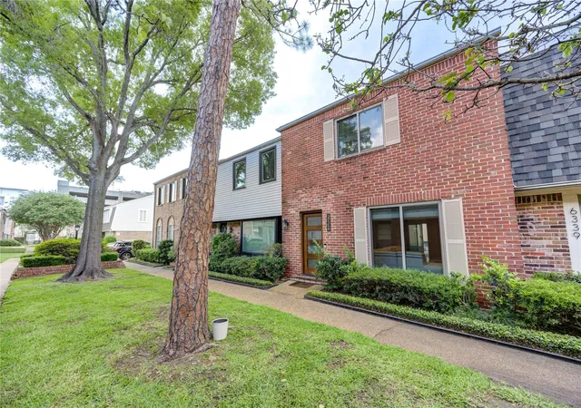 Townhouse for sale at 6337 Briar Rose Dr #145, Houston, TX 77057 | MLS# 3828883