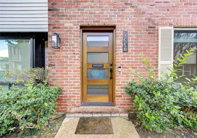 Photo 3 of Townhouse for sale at 6337 Briar Rose Dr #145, Houston, TX 77057 | MLS# 3828883 | Listing updated on 2026-07-28