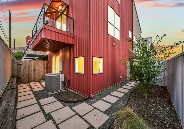 Townhouse for sale at 355 Sydnor St, Houston, TX 77020 | MLS# 54996535