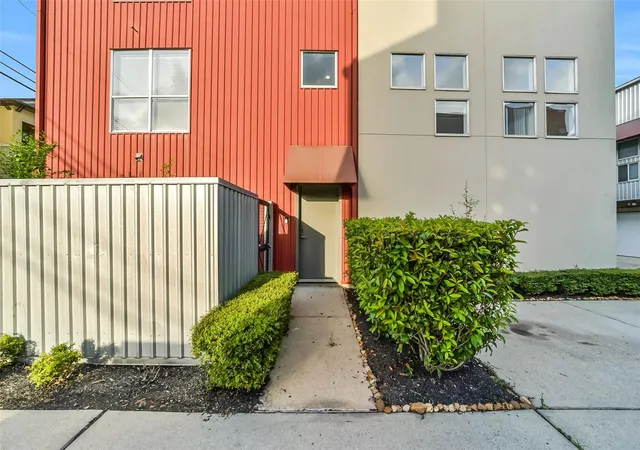 Photo 2 of Townhouse for sale at 355 Sydnor St, Houston, TX 77020 | MLS# 54996535 | Listing updated on 2026-09-14
