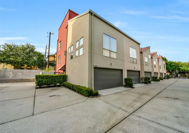 Photo 3 of Townhouse for sale at 355 Sydnor St, Houston, TX 77020 | MLS# 54996535 | Listing updated on 2026-09-14