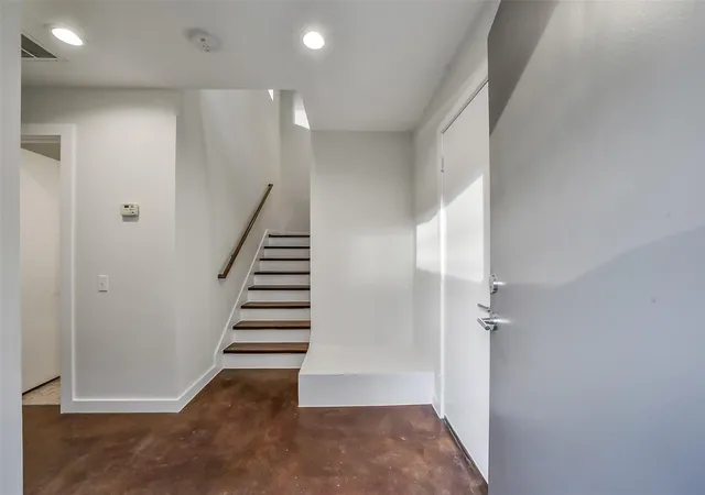 Photo 3 of Townhouse for sale at 355 Sydnor St, Houston, TX 77020 | MLS# 54996535 | Listing updated on 2026-09-14