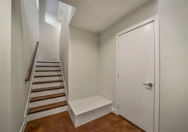 Photo 4 of Townhouse for sale at 355 Sydnor St, Houston, TX 77020 | MLS# 54996535 | Listing updated on 2026-09-14