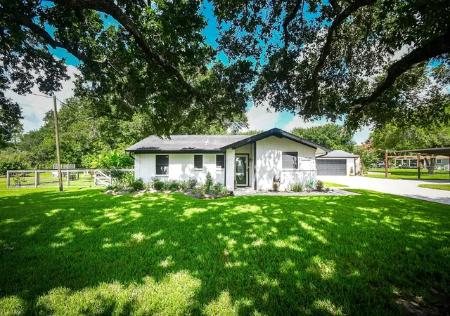 1st image of 16902 Berry Rd, Pearland, TX 77584 | MLS# 74221863