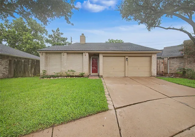 Photo 2 of Single family home for sale at 16355 La Luna Dr, Houston, TX 77083 | MLS# 64745232 | Listing updated on 2026-09-10