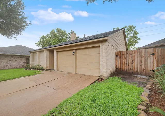 Photo 3 of Single family home for sale at 16355 La Luna Dr, Houston, TX 77083 | MLS# 64745232 | Listing updated on 2026-09-10