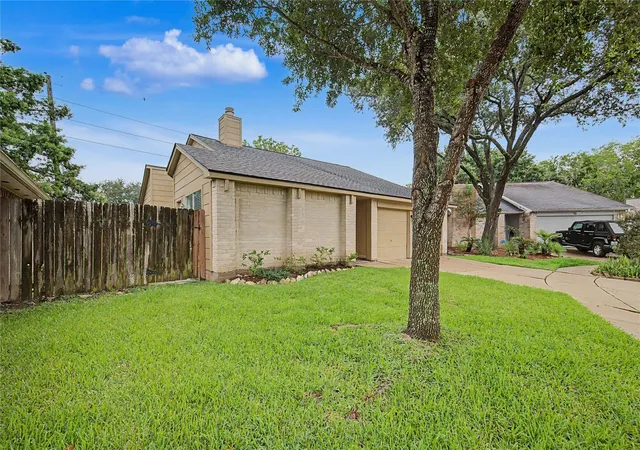 Photo 4 of Single family home for sale at 16355 La Luna Dr, Houston, TX 77083 | MLS# 64745232 | Listing updated on 2026-09-10