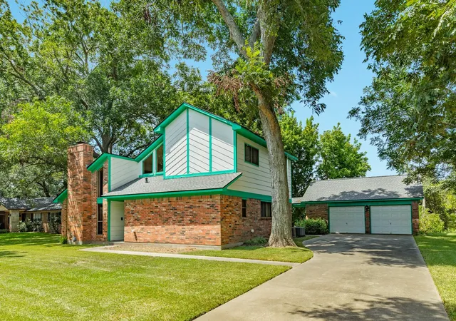 Photo 1 of Sale Pending at 204 Sleepy Hollow Dr, Lake Jackson, TX 77566 | MLS# 3113641 | Listing updated on 2026-09-20