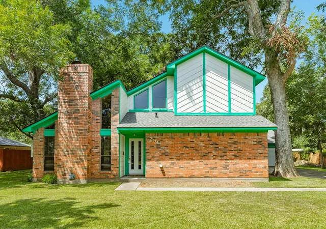 Photo 2 of Sale Pending at 204 Sleepy Hollow Dr, Lake Jackson, TX 77566 | MLS# 3113641 | Listing updated on 2026-09-20
