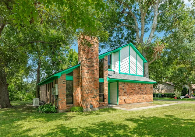 Photo 3 of Sale Pending at 204 Sleepy Hollow Dr, Lake Jackson, TX 77566 | MLS# 3113641 | Listing updated on 2026-09-20