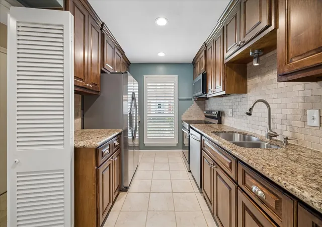 Photo 2 of Sale Pending at 2501 Tarrytown Mall #72, Houston, TX 77057 | MLS# 59200327 | Listing updated on 2026-09-10