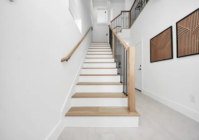 3rd image of 923 Fisher St #E, Houston, TX 77018 | MLS# 96589754