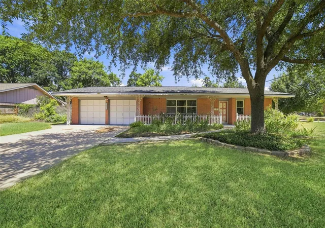 Photo 1 of Single family home for sale at 10402 Shadow Wood Dr, Houston, TX 77043 | MLS# 68973620 | Listing updated on 2026-08-29