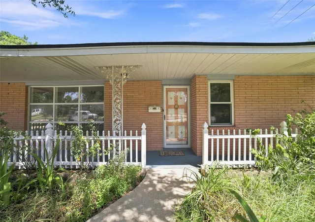 Photo 2 of Single family home for sale at 10402 Shadow Wood Dr, Houston, TX 77043 | MLS# 68973620 | Listing updated on 2026-08-29