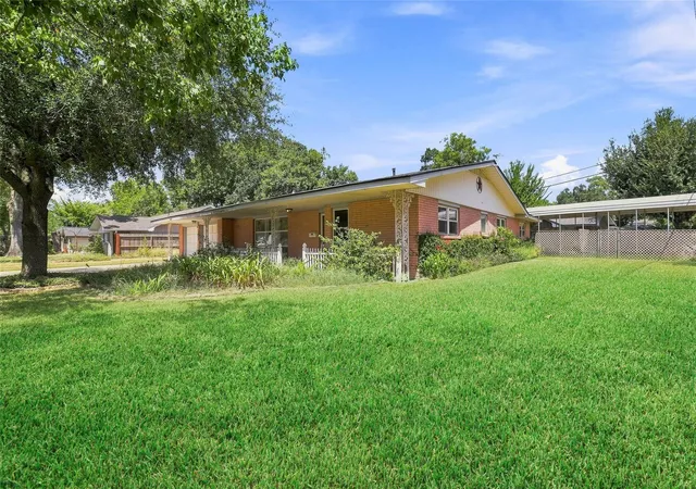 Photo 3 of Single family home for sale at 10402 Shadow Wood Dr, Houston, TX 77043 | MLS# 68973620 | Listing updated on 2026-08-29