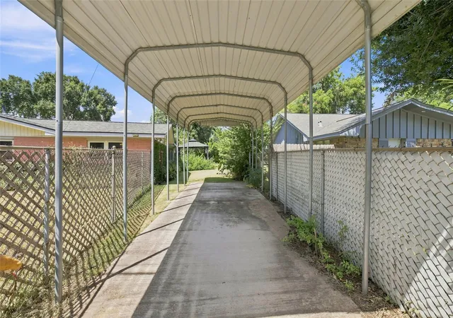 Photo 3 of Single family home for sale at 10402 Shadow Wood Dr, Houston, TX 77043 | MLS# 68973620 | Listing updated on 2026-08-29