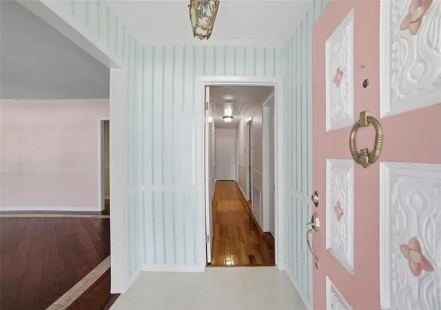 Photo 4 of Single family home for sale at 10402 Shadow Wood Dr, Houston, TX 77043 | MLS# 68973620 | Listing updated on 2026-08-29