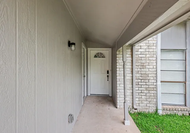 Photo 2 of Single family home for sale at 15430 Camino Del Sol Dr, Houston, TX 77083 | MLS# 40703696 | Listing updated on 2026-09-10