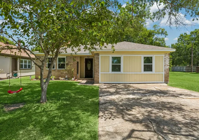 1st image of 425 S Brownell St, La Porte, TX 77571 | MLS# 70851009