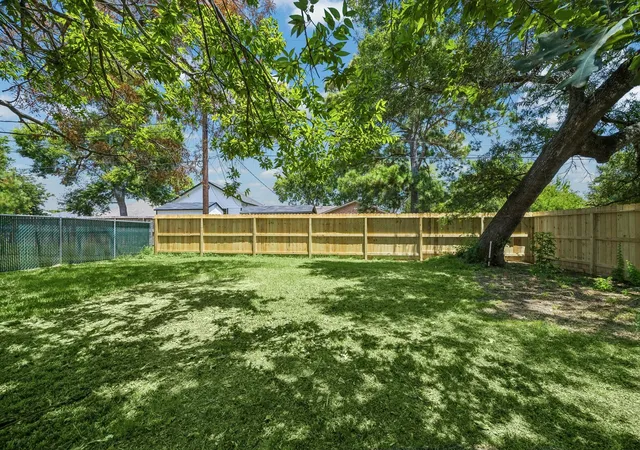 2nd image of 425 S Brownell St, La Porte, TX 77571 | MLS# 70851009