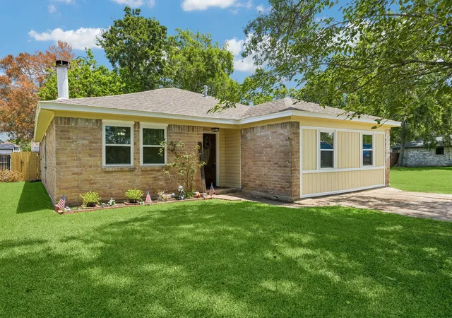 3rd image of 425 S Brownell St, La Porte, TX 77571 | MLS# 70851009