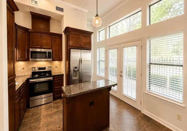 Listing Photo 5 - Condo for sale in building located at 4402 Lillian St, Houston, TX 77007 - Unit #1