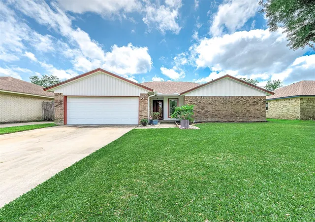 Photo 2 of Single family home for sale at 720 S Remington Dr, Angleton, TX 77515 | MLS# 35250585 | Listing updated on 2026-09-15