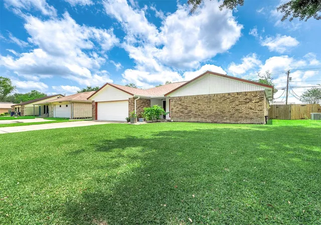 Photo 3 of Single family home for sale at 720 S Remington Dr, Angleton, TX 77515 | MLS# 35250585 | Listing updated on 2026-09-15