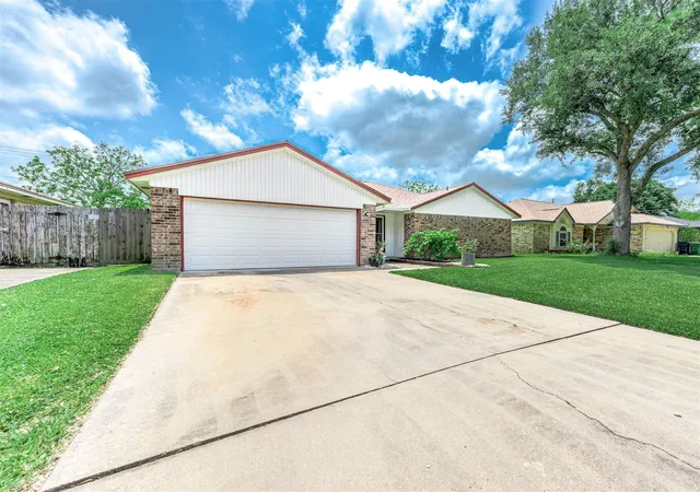 Photo 3 of Single family home for sale at 720 S Remington Dr, Angleton, TX 77515 | MLS# 35250585 | Listing updated on 2026-09-15