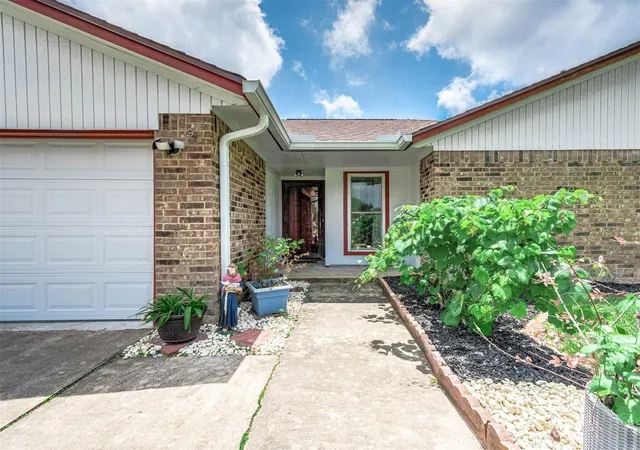 Photo 4 of Single family home for sale at 720 S Remington Dr, Angleton, TX 77515 | MLS# 35250585 | Listing updated on 2026-09-15
