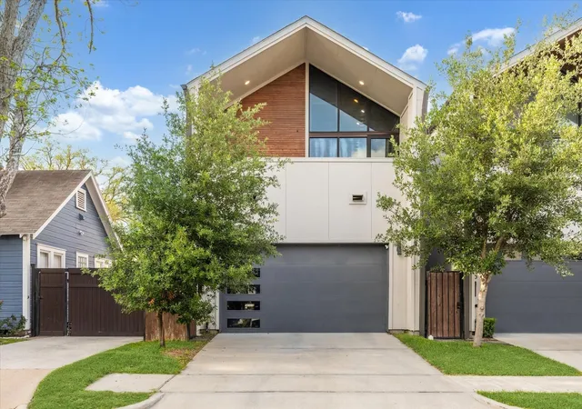Photo 1 of Single family home for sale at 823 Aurora St, Houston, TX 77009 | MLS# 37656589 | Listing updated on 2026-08-27