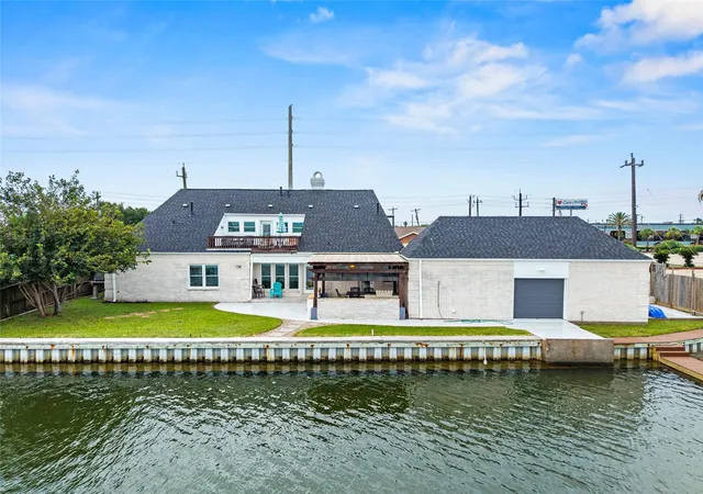 Photo 2 of Single family home for sale at 36 S Shore Dr, Galveston, TX 77551 | MLS# 69888573 | Listing updated on 2026-07-11