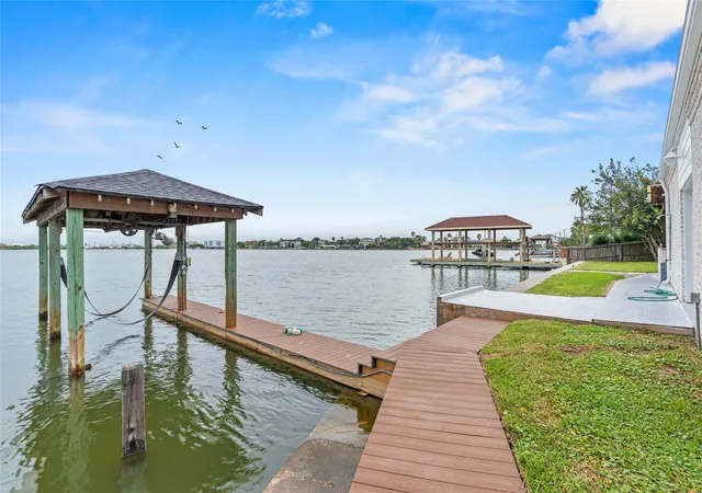 Photo 3 of Single family home for sale at 36 S Shore Dr, Galveston, TX 77551 | MLS# 69888573 | Listing updated on 2026-07-11