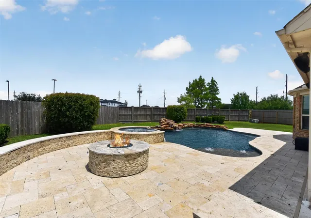 3rd image of 1303 Ownby Ct, Pearland, TX 77581 | MLS# 10325349