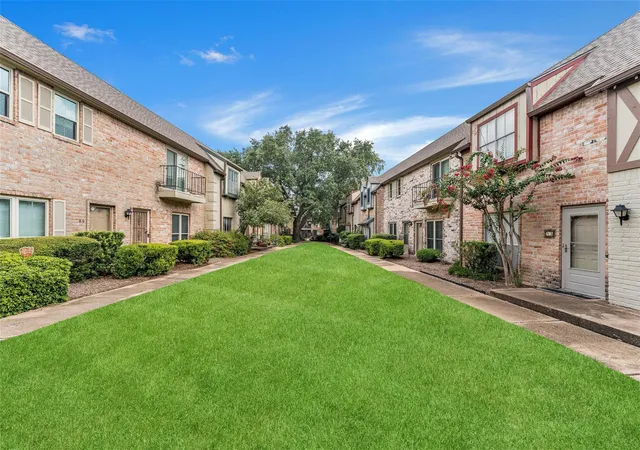 4th image of 14723 Barryknoll Ln #99, Houston, TX 77079 | MLS# 16618571