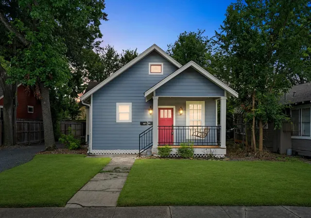 1st image of 704 E 11th 1/2 St, Houston, TX 77008 | MLS# 85378248