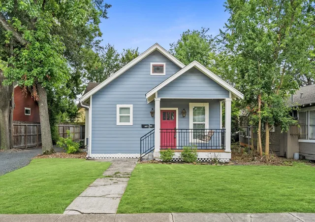 3rd image of 704 E 11Th 1/2 St, Houston, TX 77008 | MLS# 85378248