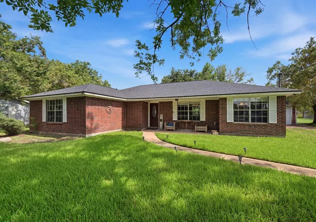 Photo 2 of Single family home for sale at 5040 County Rd 31, Angleton, TX 77515 | MLS# 84699232 | Listing updated on 2026-09-28